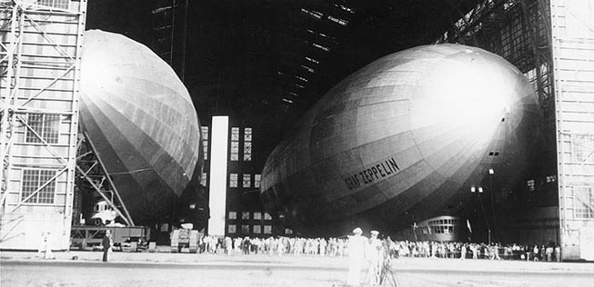 LZ126 und LZ127 in einem Hangar in Lakehurst: Neben der Graf Zepplin liegt die USS Los Angeles.