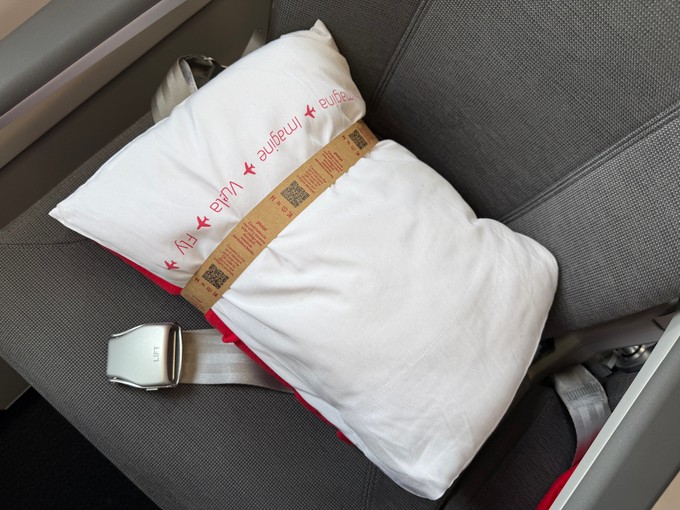 Iberia verteilt ein großes, sehr bequemes Kissen und eine Fleece-Decke.