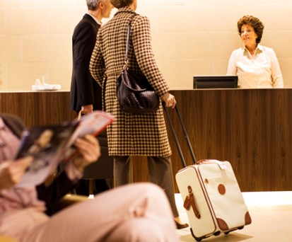 Passagierin in einer Lufthansa-Lounge: In Lounges und Premium-Klassen gibt es weiterhin Zeitungen und Zeitschriften.