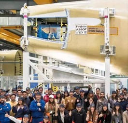 Mitarbeitende von Airbus vor Sektion 19: Das erste Teilstück ist nach Hamburg geliefert worden.