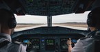 Piloten im Cockpit vor dem Start: Rufzeichen werden bei allen Funksprüchen genannt und helfen, die Flugzeuge am Himmel voneinander zu unterscheiden.