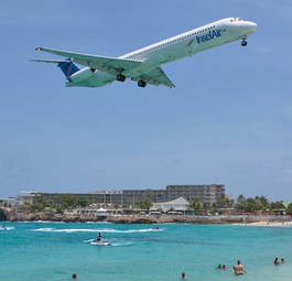 Jet von Insel Air im Landeanflug: Foto aus besseren Zeiten.