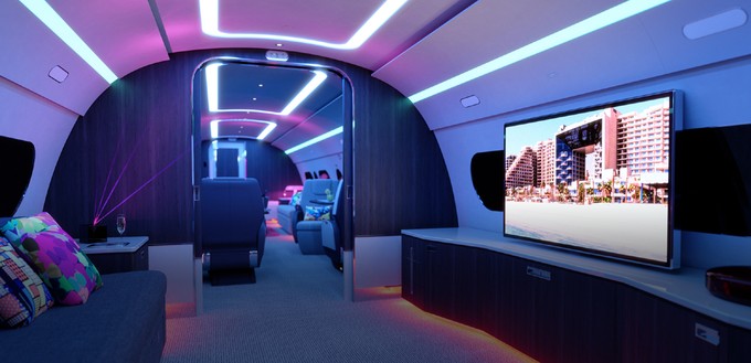 So soll der Airbus-A220-Businessjet von Five von innen aussehen. Auf dem Bildschirm zu sehen: das Hotel Five Palm Jumeirah.