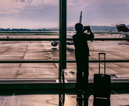 Passagier am Flughafen: Reisende zahlen drauf, wenn es bequemer wird.