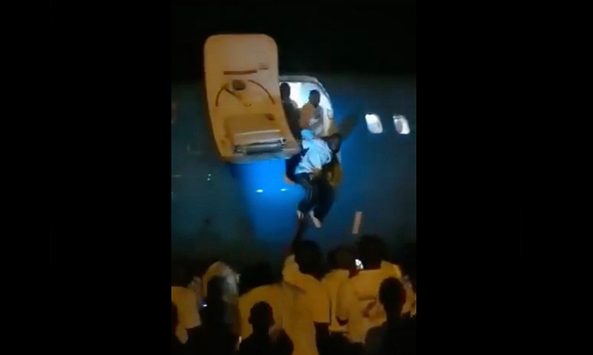 Sprung aus der Boeing 737-800 von Air Congo: Riskant.
