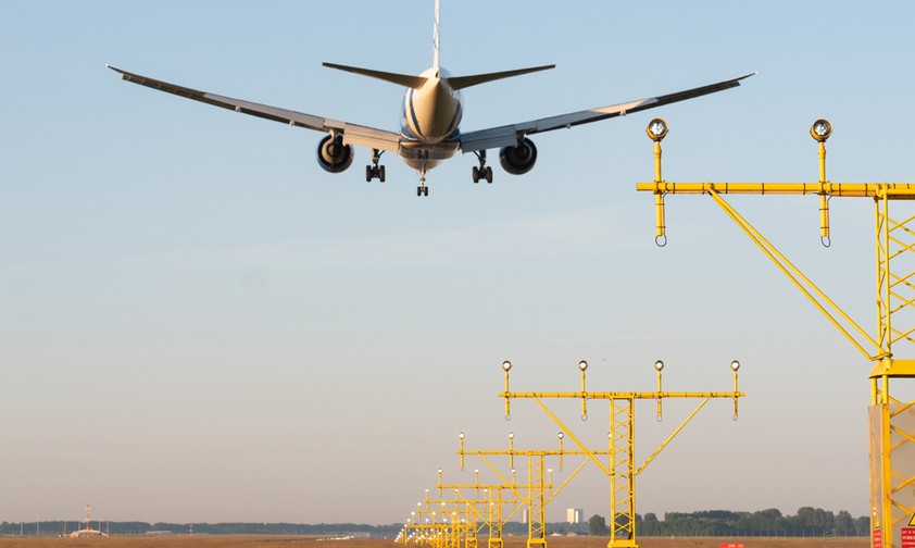 Landendes Flugzeug in Amsterdam: Die Regierung will die Zahl der Flüge beschränken.