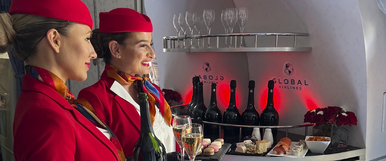 Flugbegleiterinnen von Global Airlines: Bald geht es los.