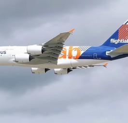 Der Airbus A380 im Flightlab-Design beim tiefen Überflug: Ein Triebwerk wird ausgetauscht werden.