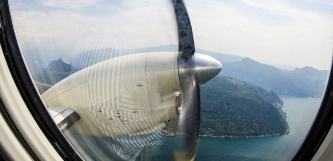 Der Flug bietet tolle Ausblicke über die Seen der Südschweiz und Norditaliens...