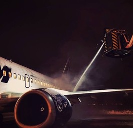 Enteisung einer Boeing 737 von Tarom: Die Airline muss die Flotte verjüngen.