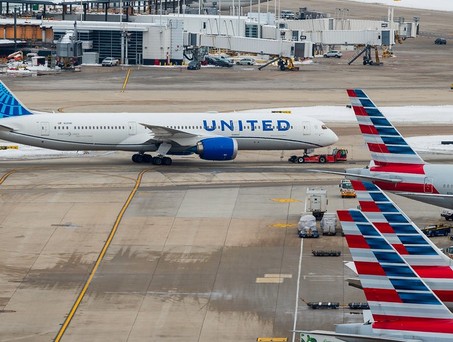 Flugzeuge von American Airlines und United am Flughafen Chicago O'Hare: Beide Airliens kämpfen um Marktanteile. 