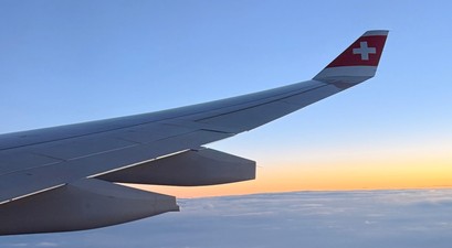 Blick aus einem Airbus A330 von Swiss. Es fehlen Pilotinnen und Piloten.
