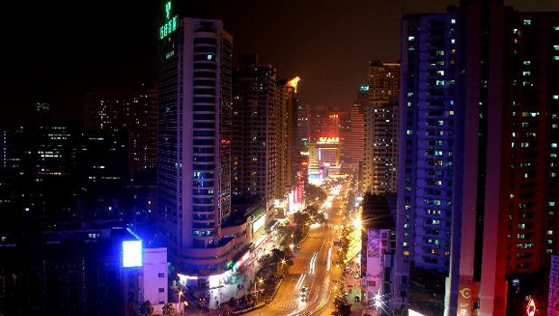 Die Stadt Shenzen hat den Status einer Sonderwirtschaftszone und lockt viele ausländische Investoren an. Entsprechend geschäftig ist der Flughafen: 17,2 Millionen Passagiere, ein Plus von 10 Prozent.