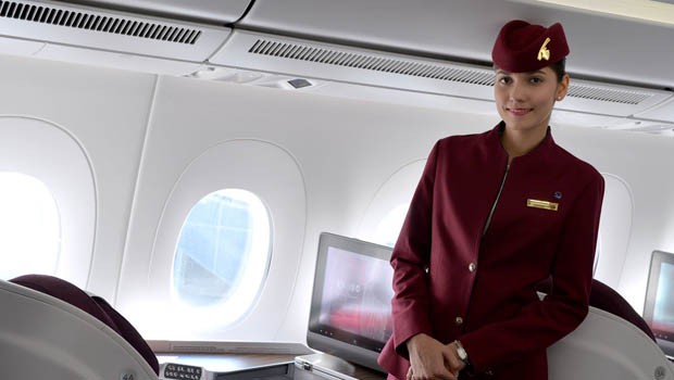 In der Business Class können 36 Personen sitzen. Die Sessel lassen sich in ein flaches Bett umwandeln. Am Fenster kann man besonders viel sehen. Denn die Fenster sind speziell groß.