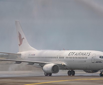 Begrüßung der ersten Boeing 737 von ETF Airways mit Wasserfontäne: