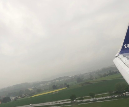 Flugbegleiterin singt für ihre Passagiere