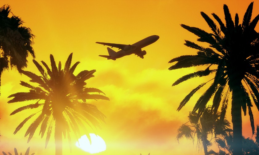 Flieger über Strand:  Lufthansa setzt auf Urlaubsflüge.