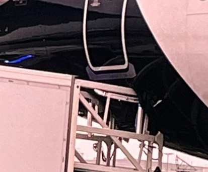 Großer Schaden: Im Rumpf der Maschine sind mehrere Löcher.