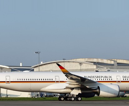 Der Airbus A350 mit dem Kennzeichen 10+01 in Toulouse.
