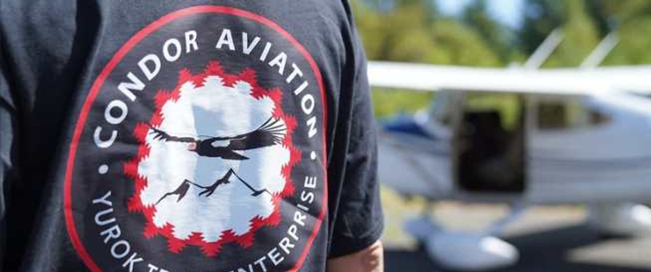 Mitglied des Yurok-Stammes vor der Cessna 182: Condor Aviation wächst.