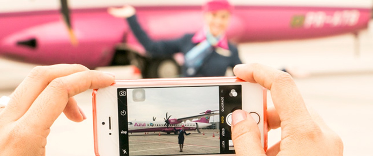Flugbegleiterin von Azul: Die brasilianische Airline ist künftig auch ein wenig chinesisch.