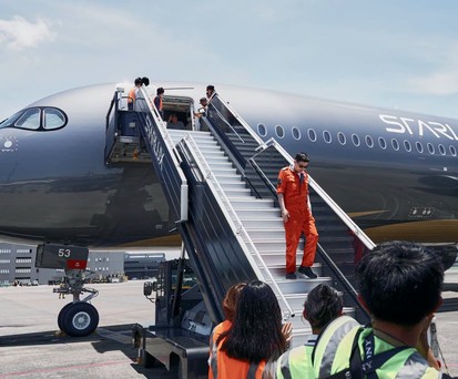 Angekommen: Starlux-Chef Chang Kuo-wei steigt aus dem neuen Airbus A350-1000.