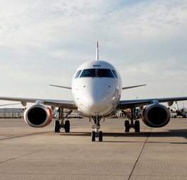 Embraer E195 von Austrian Airlines: In solch ein Flugzeug drang der Mann ein.