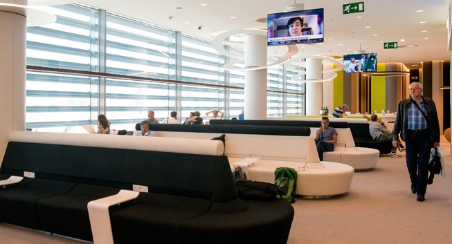 Die Lounge erstreckt sich über 850 Quadratmeter und ...