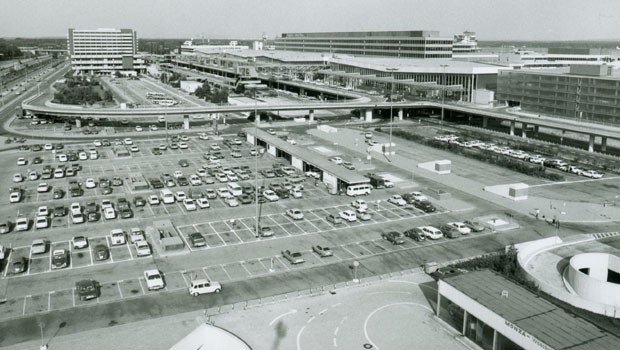 Am 14. März 1972 wurde da Terminal 1 eröffnet. Was damals eine architektonische Spitzenleistung war, ist heute veraltet. Seit Jahren modernisiert deshalb Fraport den Bereich.