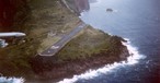 Platz 10: Der Juancho E. Yrausquin Airport, Saba, Niederländische Antillen wurde auf die Klippen gebaut und ist so kurz, dass die Landung selbst mit einer Cessna eine echte Herausforderung ist.