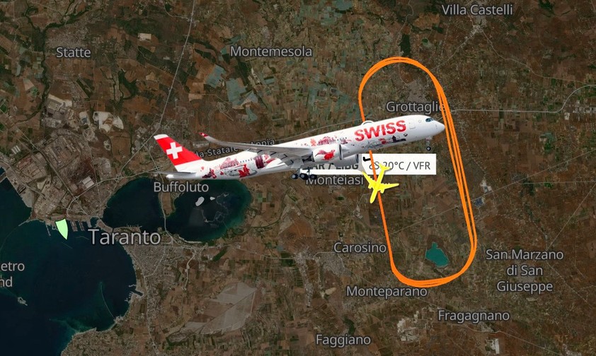 Schleifen bei Taranto: Der Airbus A350 von Swiss übt Starts und Landungen.