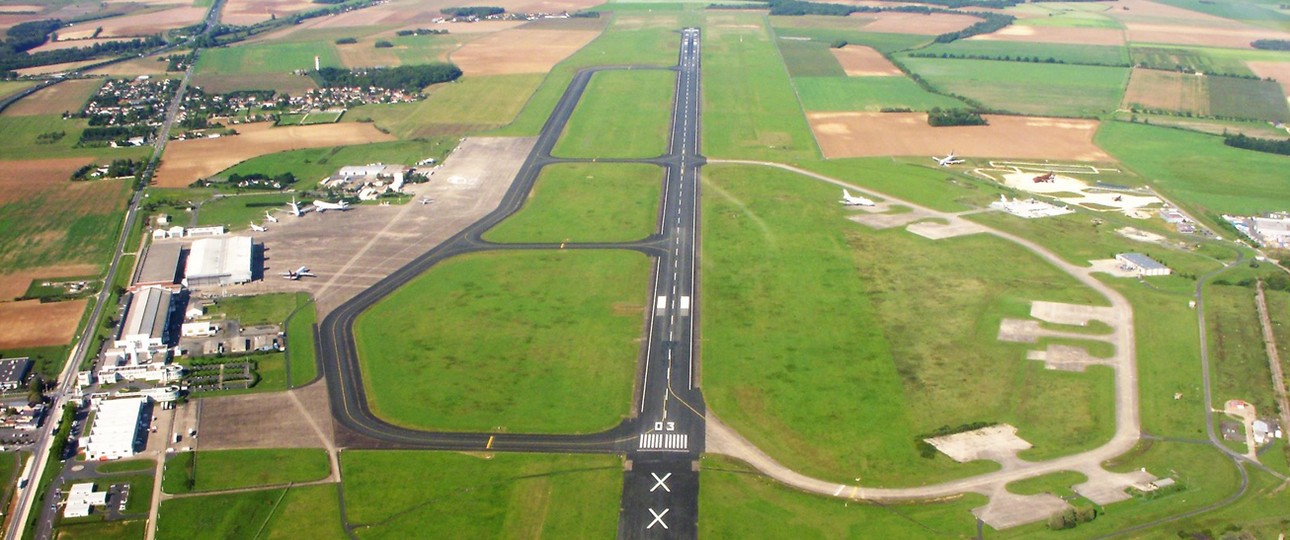 Aéroport de Châteauroux-Centre: Kleiner Flughafen mit langer Piste.