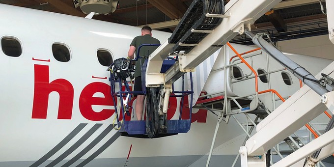 Hier wird die Sonderlackierung auf der Embraer E190 ...
