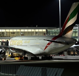 Der Airbus A380 mit der Kennung A6-EOZ steht in München, nachdem er nicht in London-Heathrow landen konnte.