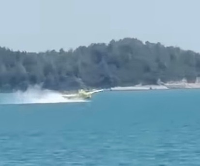 Der Moment des Unglücks: Die Air Tractor AT-802F berührte mit der rechten Tragfläche das Wasser.