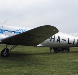 Die Li-2 in der Retrobemalung der ungarischen Fluggesellschaft Malev, welche im Jahre 1946 gegründet wurde. Wegen Liquiditätsproblemen musste sie den Flugbetrieb im Jahre 2012 einstellen.