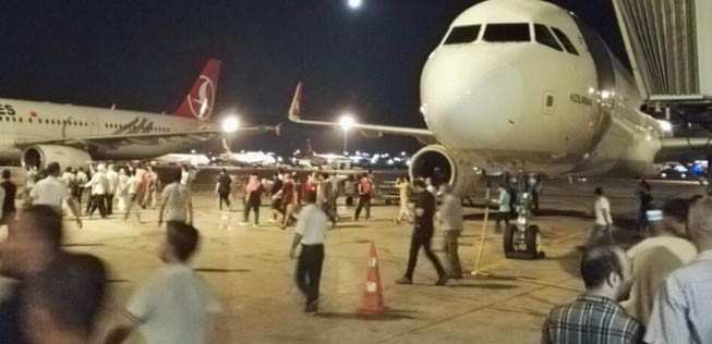 Leute sind auf das Vorfeld des Flughafens Istanbul Atatürk geströmt.