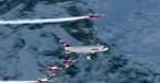 A320 schwebt an schroffen Felswänden entlang