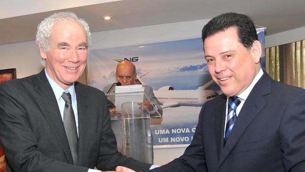 Lange schien das Projekt trotz eines staatlichen Kredits von 20 Millionen Euro nicht vom Fleck zu kommen. Im Frühjahr 2011 präsentierte Jacobson dann aber Pläne für eine Teilfertigung in Brasilien (im Bild mit dem Gouverneur des Bundesstaates Goias).