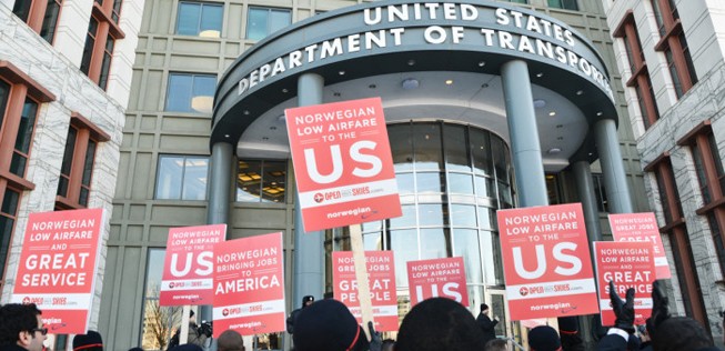 Norwegian-Mitarbeiter vor dem US-Transportministerium: Eine provisorische Lizenz hat die Fluggesellschaft schon.