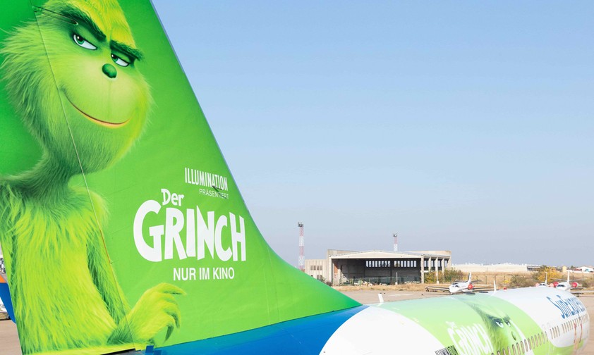 Boeing 737 mit der Kennung D-ASXA: Der Grinch grüßt vom Heck.