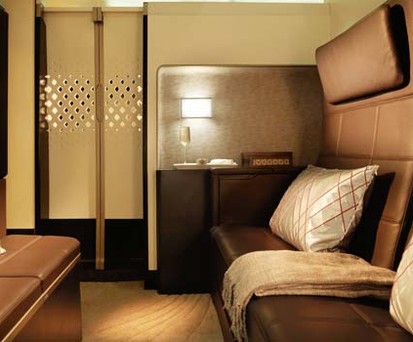Den Gästen in The Residence auf dem Oberdeck des A380 steht ein eigenes Wohnzimmer mit Großbildschirm zur Verfügung. Im Preis inbegriffen ist ein persönlicher Butler, der in der Savoy-Butler-Schule in London ausgebildet wurde.