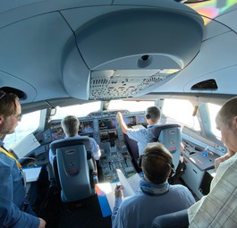 Im Cockpit wird alles von den Airbus- und Lufthansa-Experten beobachtet und protokolliert.