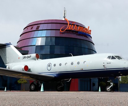 Eine abgestellte Yakovlev Yak-40 auf dem Vorfeld des Jurmala Airport.