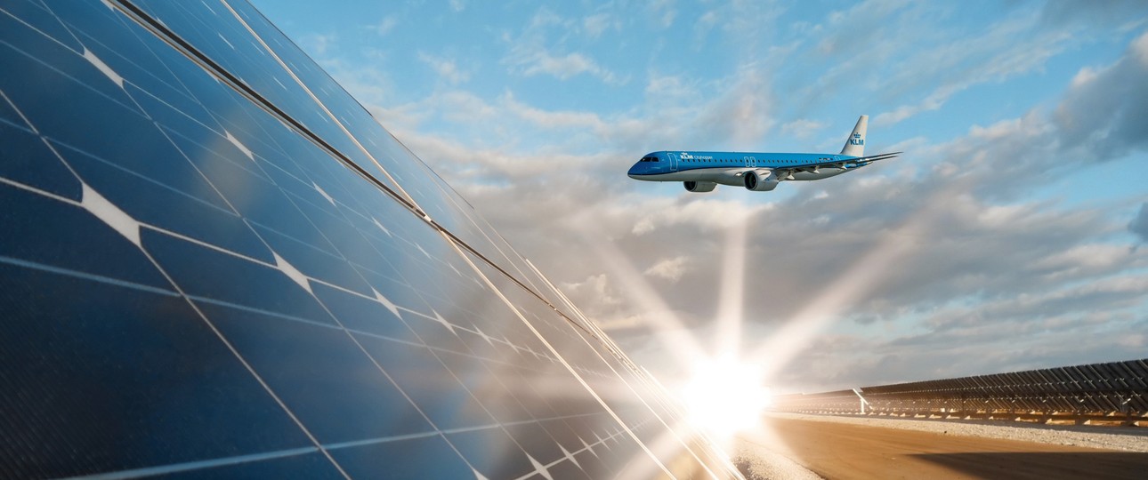 Solarpark und KLM-Jet (Symbolbild): Ab Ende August wird es wieder kritisch.