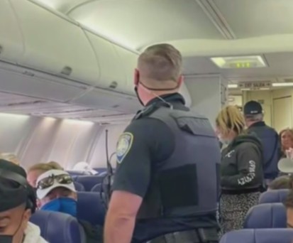 Angreiferin einer Flugbegleiterin drohen bis zu 20 Jahre Gefängnis