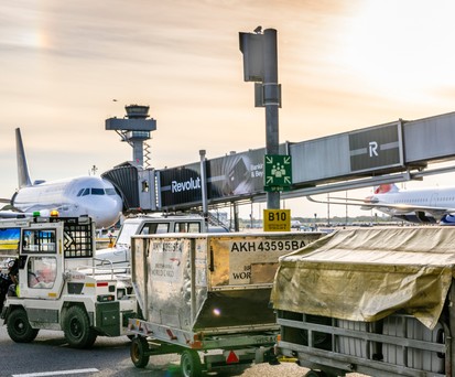 Airbus von Lufthansa am BER: Die Fluglinie wird im Sommer Zubringerflüge auch ab Berlin streichen.