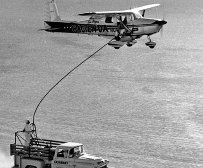 Die Cessna 172 flog fast 65 Tage am Stück: 128 Mal wurde sie per Lastwagen aufgetankt.
