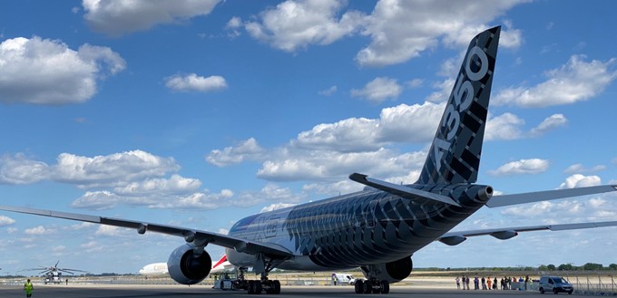 Der A350 wird am Tag vor Messebeginn in Position gebracht.