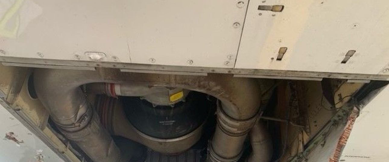 Loch im Bauch der Boeing 747 von KLM: Ein Teil ging im Flug verloren.